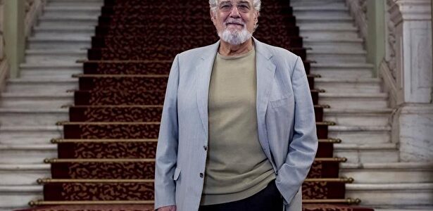 El tenor Plácido Domingo posa para los medios de comunicación, durante la presentación hoy del 50 aniversario de su debut en el Gran Teatro del Liceo | EFE