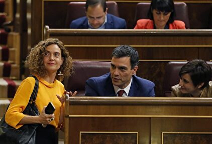Meritxell Batet con Pedro Sánchez en el Congreso. |  EFE