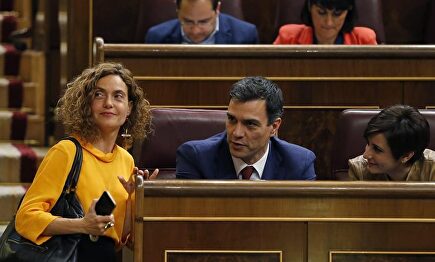Meritxell Batet con Pedro Sánchez en el Congreso. |  EFE