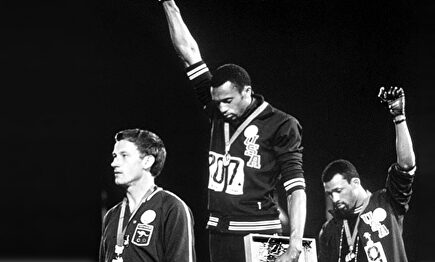 Tommie Smith y John Carlos en el podio realizando su famoso gesto. | Archivo