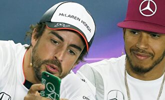 Fernando Alonso, en rueda de prensa con Lewis Hamilton. | EFE
