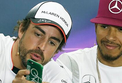 Fernando Alonso, en rueda de prensa con Lewis Hamilton. | EFE