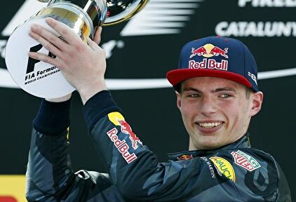 Max Verstappen, en lo más alto del podio de Montmeló con sólo 18 años. | EFE