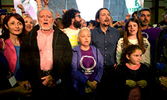 Julio Anguita, con Pablo Iglesias en un acto público de Podemos | Dani Gago