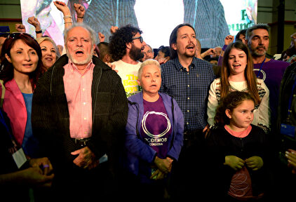 Julio Anguita, con Pablo Iglesias en un acto público de Podemos | Dani Gago