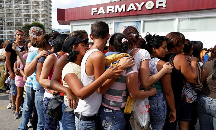 Venezolanos haciendo cola para comprar compresas y papel higiénico |  Cordon Press