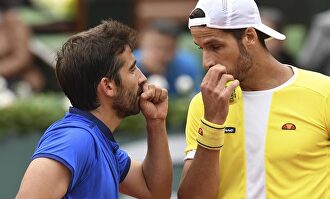 Marc (izquierda) y Feliciano López, durante un encuentro. |  EFE