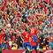 Los jugadores de la selección española y la afición celebran el gol marcado por el defensa de la selección española Gerard Piqué.