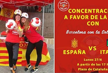 Las chicas agredidas de Barcelona con la Selección, junto al cartel del acto programado | Libertad Digital