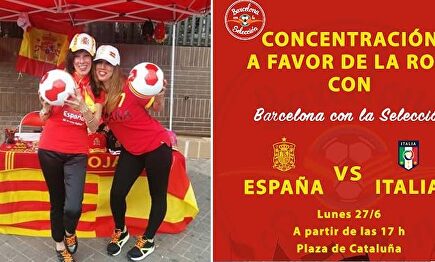 Las chicas agredidas de Barcelona con la Selección, junto al cartel del acto programado | Libertad Digital