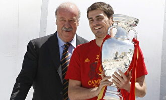 Del Bosque e Iker Casillas con la Eurocopa 2012. |  EFE