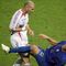 El cabezazo a MaterazziEl último partido de Zidane como futbolista fue la final del Mundial de Alemania 2006, en un encuentro en el que el marsellés perdió los papeles y propinó un cabezazo a Materazzi para emborronar su brillante carrera.