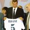 Presentación junto a Florentino y Di StéfanoEl 9 de julio de 2001, Zinedine Zidane era presentado como nuevo jugador del Real Madrid para las próximas cuatro temporadas, aunque luego acabaría vistiendo la camiseta blanca durante cinco. El club blanco pagó la friolera de 75 millones de euros por él a la Juventus de Turín.