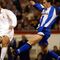 Golazo al DeportivoA Zizou le costó varios meses acoplarse al juego del Madrid, aunque a partir de ahí regaló momentos mágicos a la afición blanca y, entre ellos, este golazo al Deportivo de La Coruña el 5 de enero de 2002.