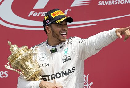 Lewis Hamilton celebra su triunfo en Silverstone. | EFE