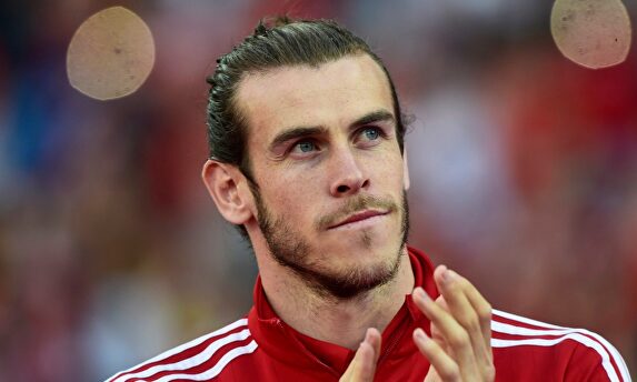 Bale sonríe con Gales. |  Twitter