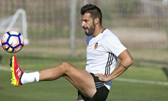 Álvaro Negredo, en un entrenamiento con el Valencia. | EFE