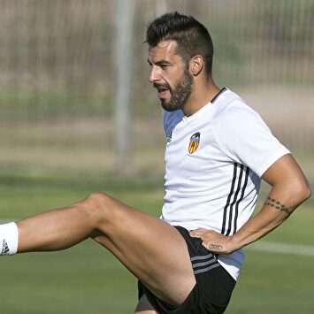 Álvaro Negredo, en un entrenamiento con el Valencia. | EFE/Archivo
