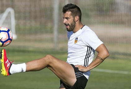Álvaro Negredo, en un entrenamiento con el Valencia. | EFE/Archivo