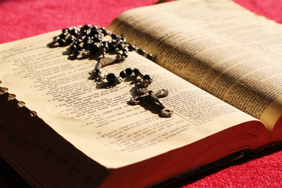 crucifijo-rosario-reza-biblia-cristianis