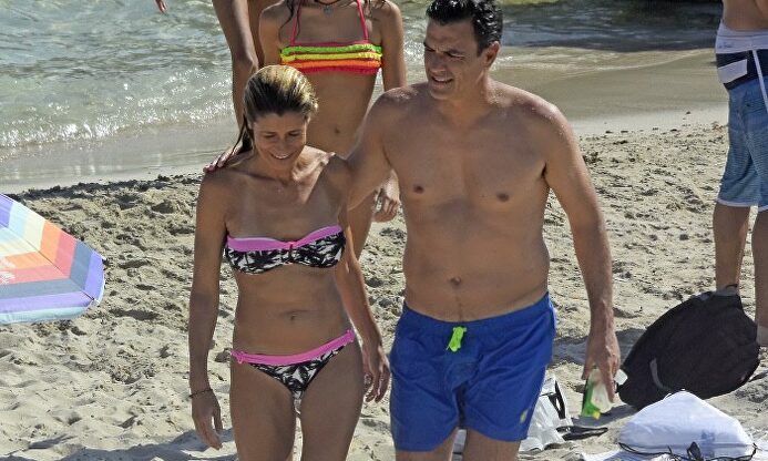 Pedro Sánchez en una imagen de archivo en la playa | Gtres