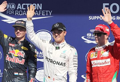 Nico Rosberg (c) saluda, junto a Verstappen (i) y Raikkonen, tras lograr la pole position en Spa. | Cordon Press