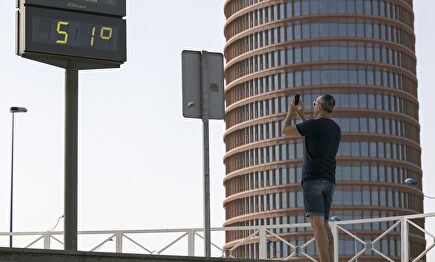 Un termómetro marca 51 grados a pleno sol en Sevilla. |  Archivo