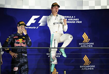 Nico Rosberg celebra su victoria en el podio de Singapur. | EFE