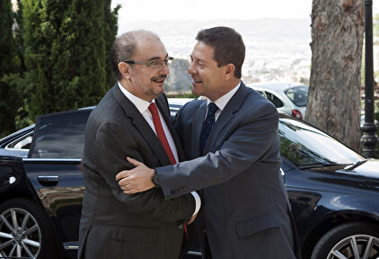 Lambán y García-Page se saludan. |  EFE