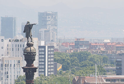 La estatua de Colón, vista desde Montjuic. | C.Jordá