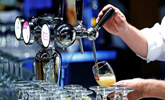 Tomarse una caña será un poco diferente, al menos en España, durante los próximos meses. | Archivo