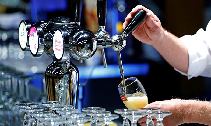 Tomarse una caña será un poco diferente, al menos en España, durante los próximos meses. | Archivo