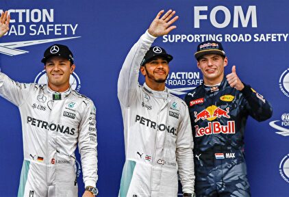 Hamilton (c) saluda junto a Rosberg (i) y Verstappen tras lograr la pole en Sepang. | EFE
