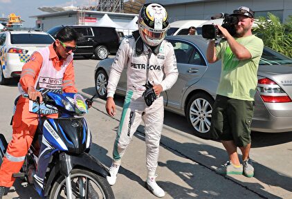 Lewis Hamilton se vio obligado a abandonar en Sepang. | EFE
