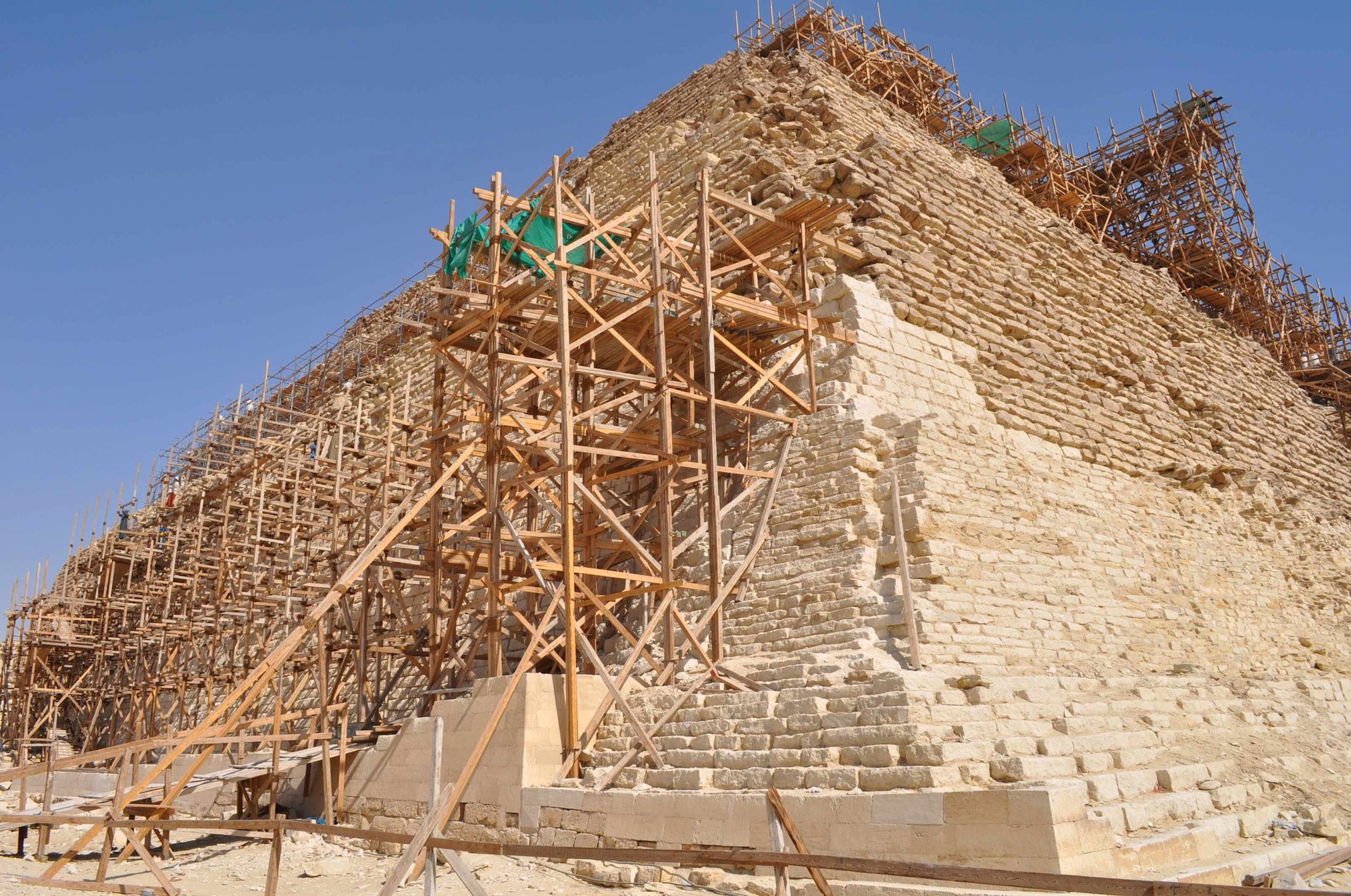 Античное строительство. Пирамида Джосера в Египте. Стройка пирамиды Хеопса. Стройка пирамиды Хеопса в Египте. Пирамида Джосера в Египте разрушение.