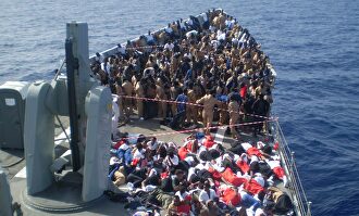 Inmigrantes rescatados por la F-85 Navarra de la Armada en el Mediterráneo Central. |  Armada