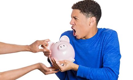 Los expertos advierten sobre el posible cobro por los depósitos |  Depositphotos