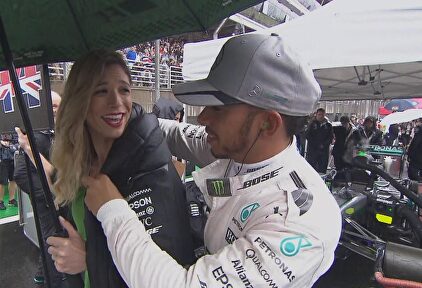 Hamilton bromea con una azafata tras una bandera roja. | F1