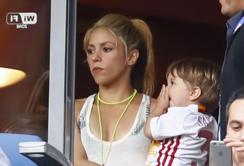 El hijo pequeño de Shakira y Piqué sale del hospital tras ...