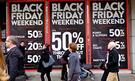 Carteles de descuento de un Black Friday. |  Alamy