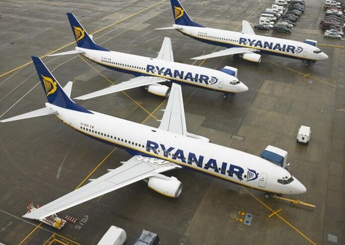 Maletas Ryanair low cost en aeropuerto 