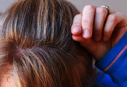Una mujer muestra la dureza de su cabello |  Pixabay