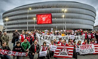 Aficionados del Athletic de Bilbao concentrados en San Mamés. | EFE