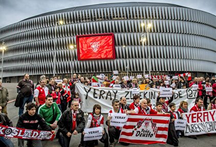Aficionados del Athletic de Bilbao concentrados en San Mamés. | EFE