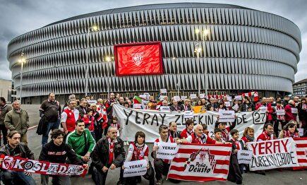 Aficionados del Athletic de Bilbao concentrados en San Mamés. | EFE