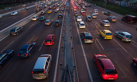 Imagen de archivo de la M-30 de Madrid a primera hora de la mañana; todavía sin retenciones pero acercándonos a la hora punta. | C. Jordá