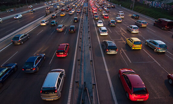 Imagen de archivo de la M-30 de Madrid a primera hora de la mañana; todavía sin retenciones pero acercándonos a la hora punta. | C. Jordá