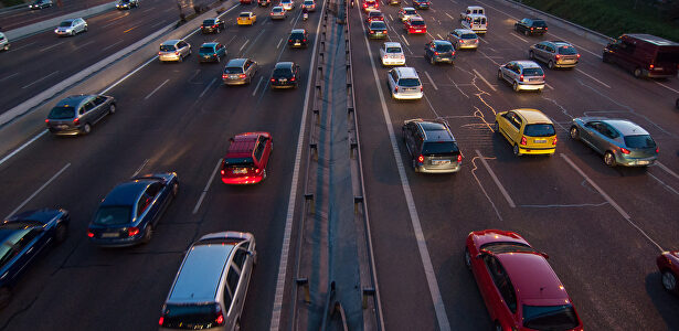 Imagen de archivo de la M-30 de Madrid a primera hora de la mañana; todavía sin retenciones pero acercándonos a la hora punta. | C. Jordá