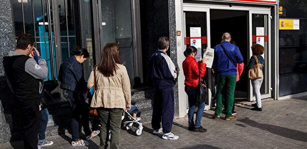 Cola en la Oficina de Empleo |  EP