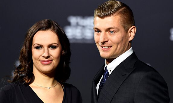Toni Kroos, junto a su esposa. |  EFE/Archivo